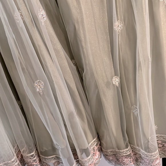 Sage embellished full set with complimentary embroidered pink scarf - Picture 6 of 6